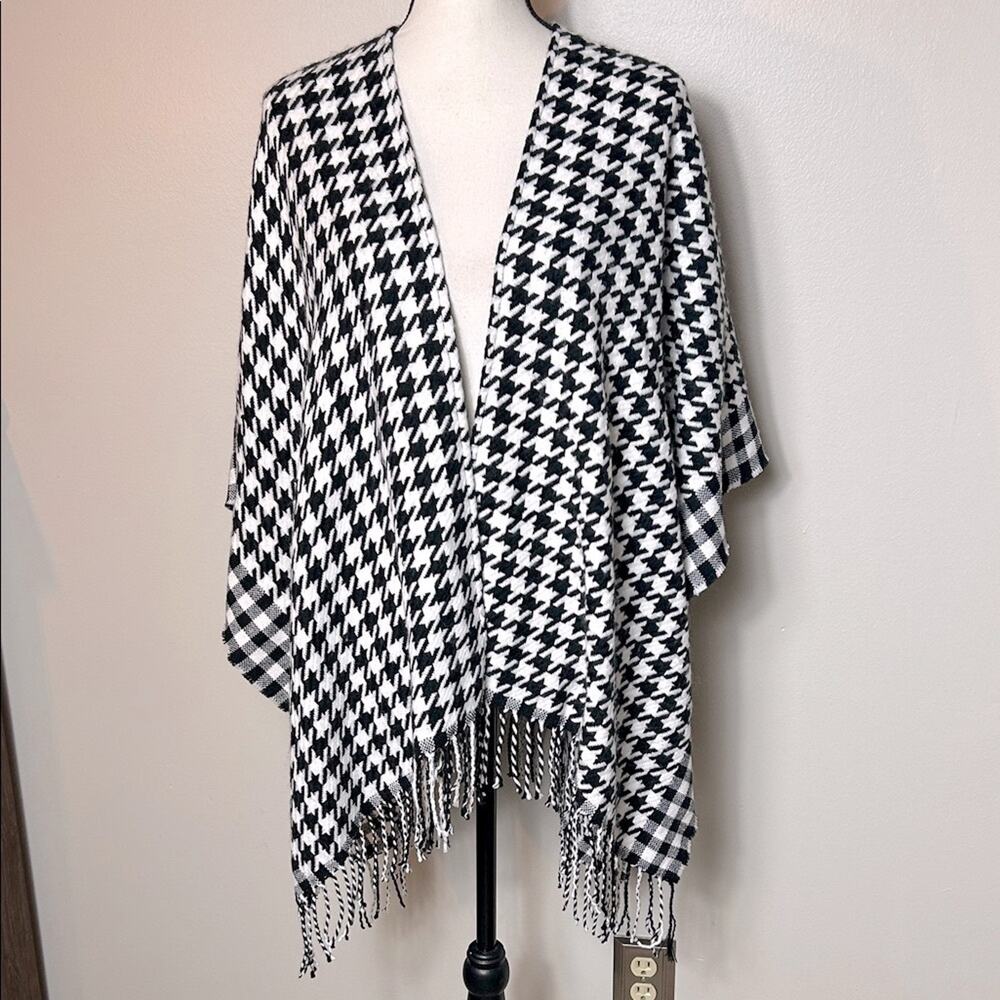 NEW Chico’s black white houndstooth checked fringe sweater shawl
